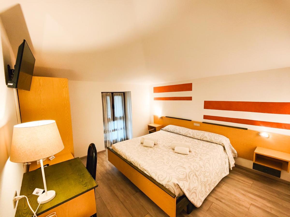 Albergo B&B Tenesi مانربا ديل جاردا المظهر الخارجي الصورة